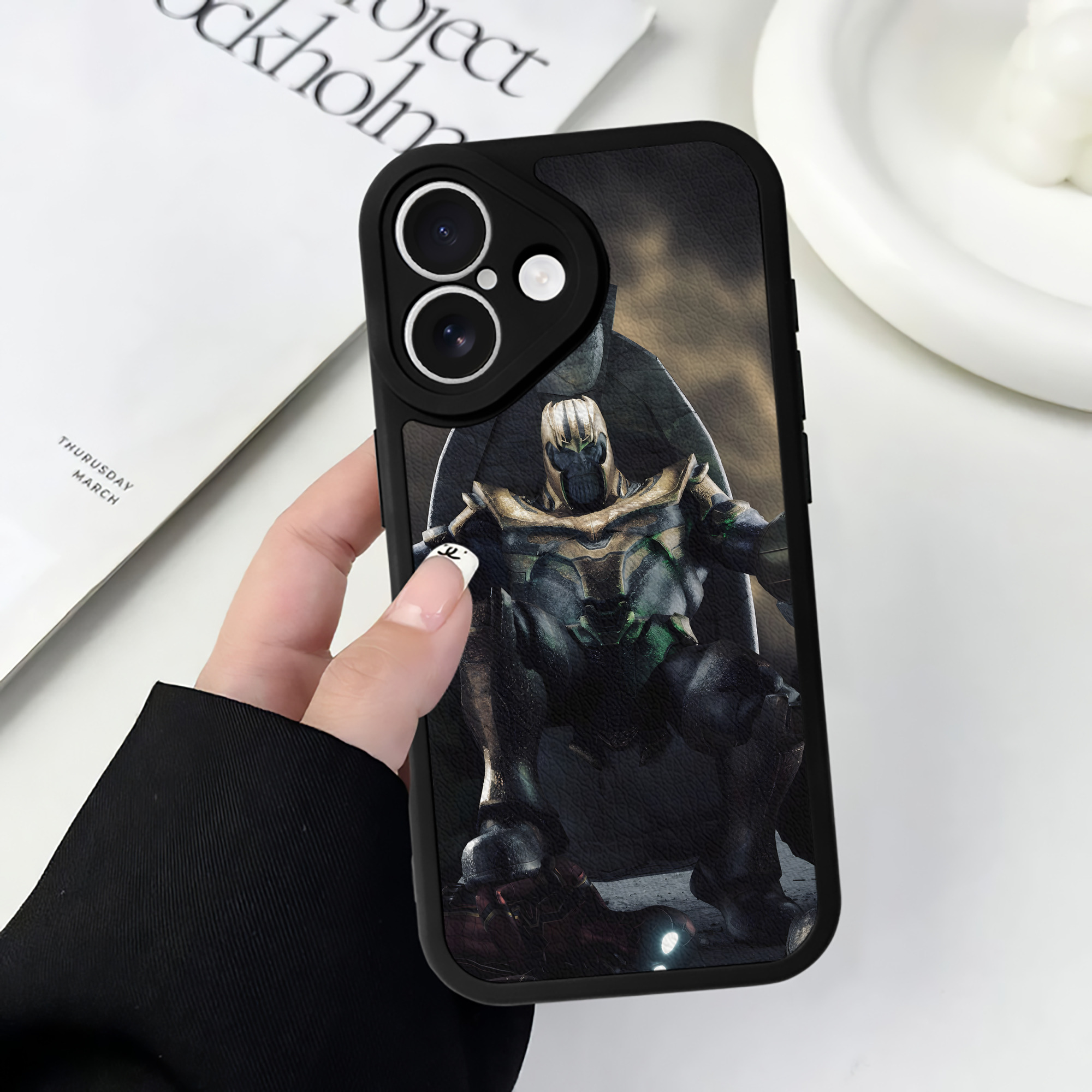 （画像用） アベンジャーズ The Avengers 【iPhone 16シリーズ対応】シリコンスマホケース（レザー調） 材質：シリコン